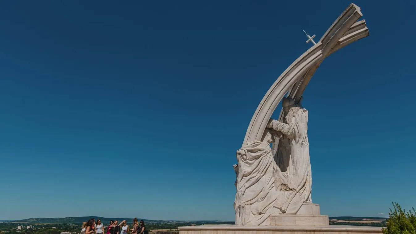 Rockoperával, koncertekkel, színházi előadásokkal ünnepelnek Szent István szülővárosában