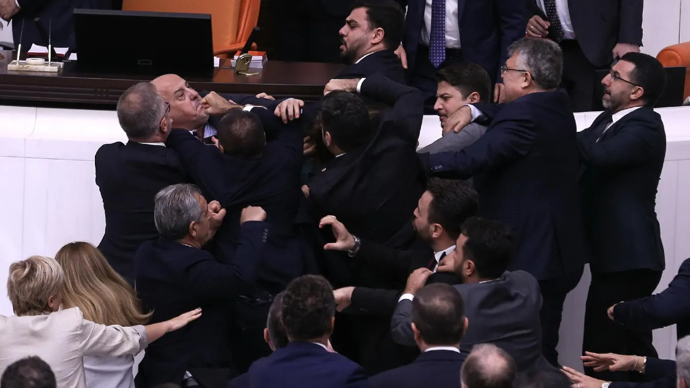Komoly ökölharc alakult ki a török parlamentben