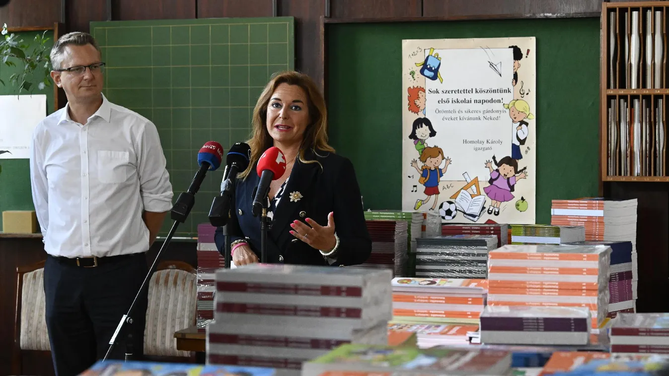 Rétvári Bence: Az állami tankönyvfejlesztési rendszerben mindenki ingyenesen kapja meg a tankönyveket + videó