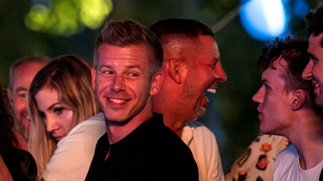 A VIP-részleg előnyeit élvezte a Szigeten Magyar Péter + videó