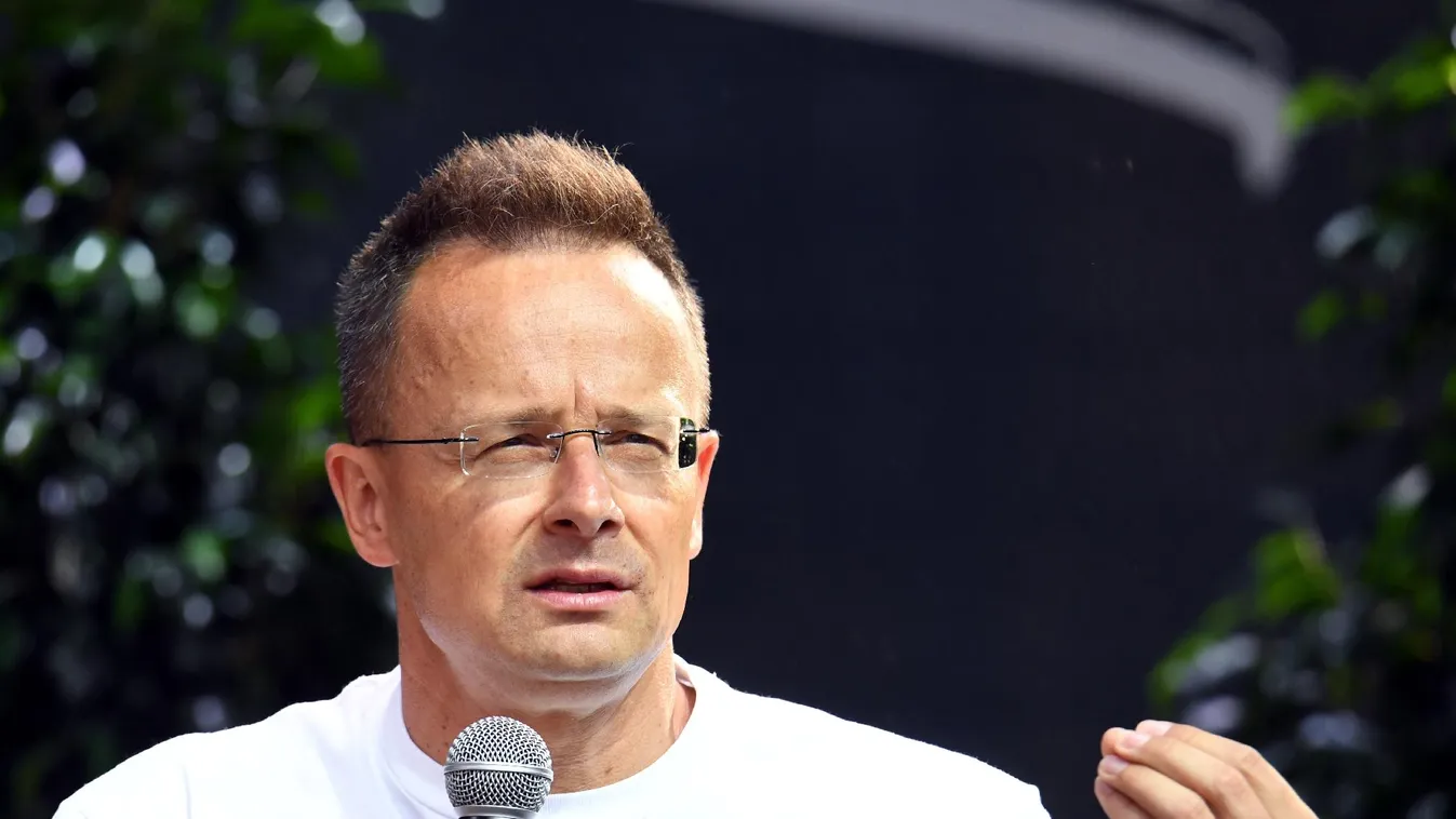 Szijjártó Péter megvédte a magyar Nemzeti Kártya-programot