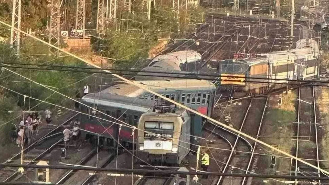 Kisiklott egy InterCity a Keleti pályaudvarnál + videó