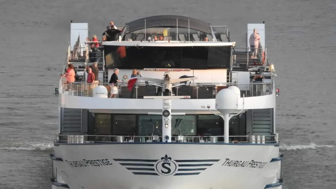 Bajba került a Budapestre tartó óriási luxushajó