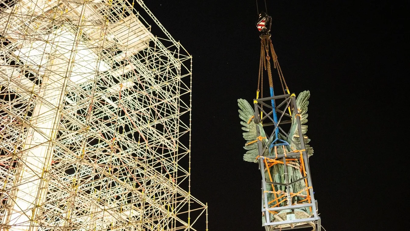 Gábriel arkangyal alászállt a Hősök terén