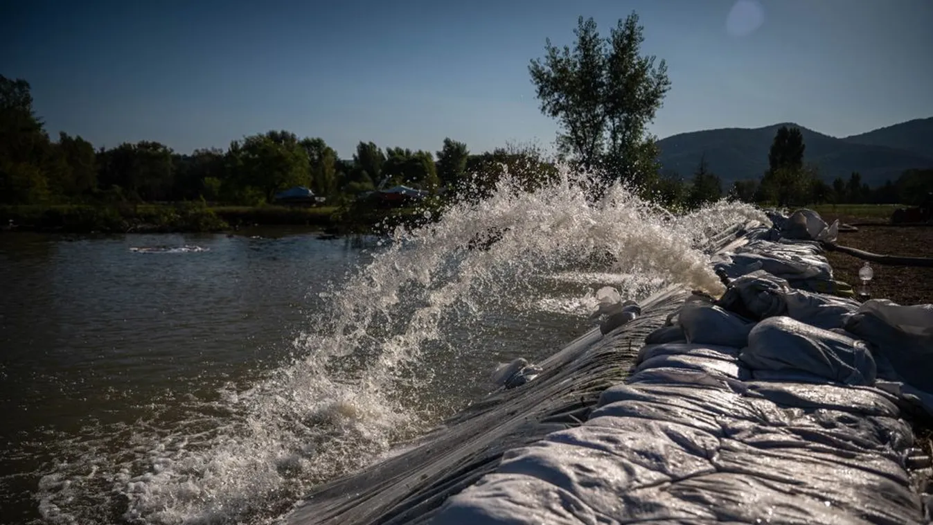 Katasztrófaturistákat kellett menteni a Dunakanyarban + videó