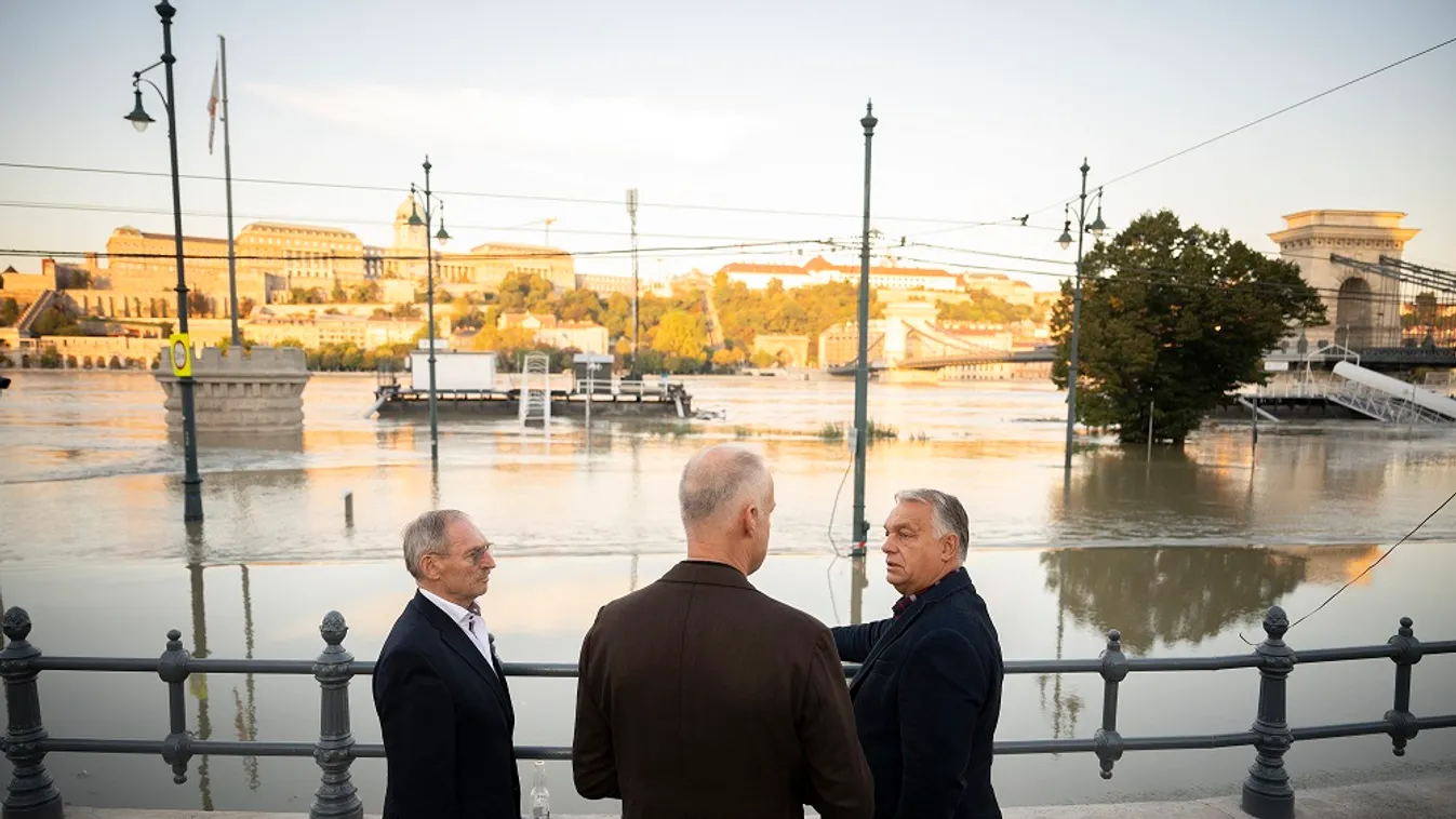 A fővárosi Duna-szakaszon ellenőrizte az árvízvédelmi munkát a miniszterelnök + videó