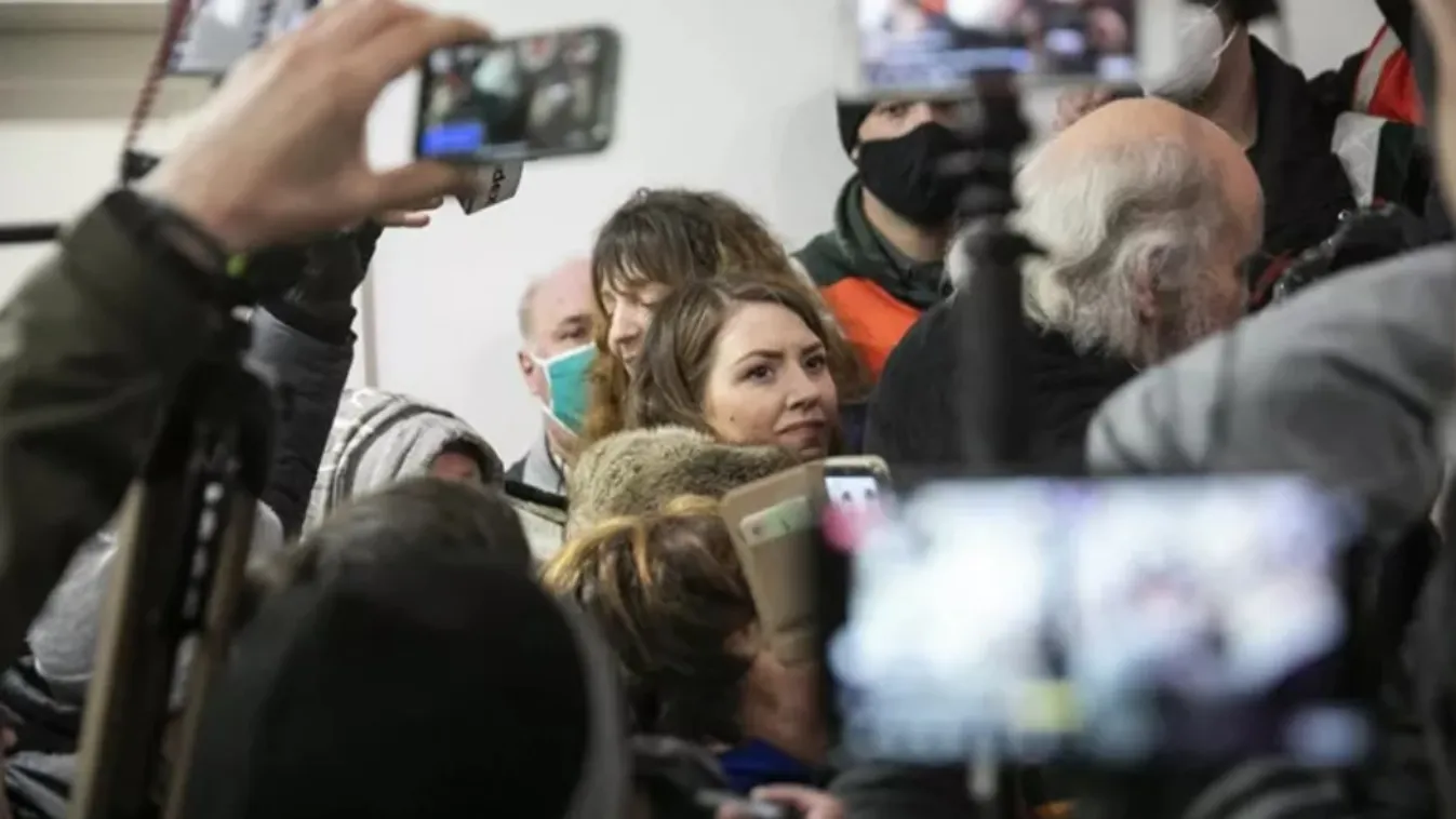 Gyanúsítottként hallgatták ki Donáth Annát, mert erőszakos magatartásával akadályozta munkájukban a pénzügyőröket