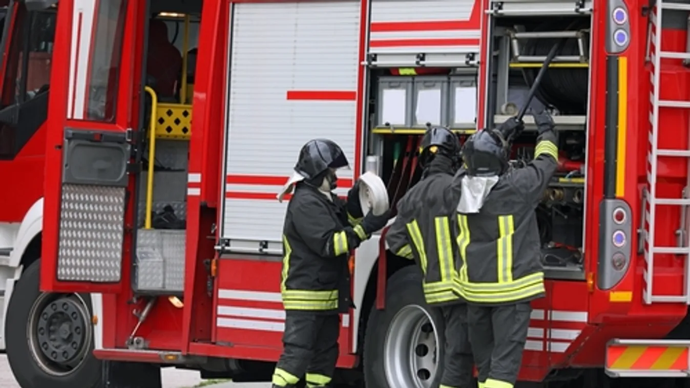 Olaszországban az áradat elsodort egy tűzoltóautót