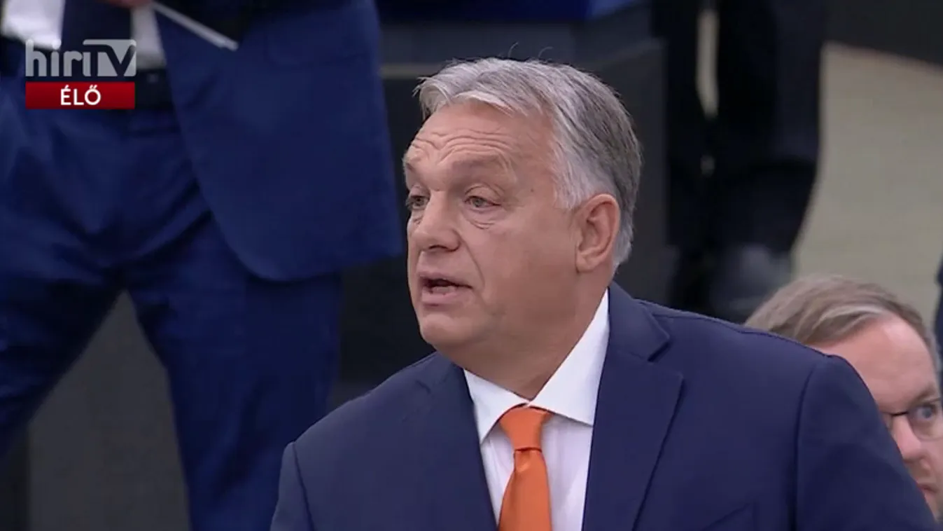 Így markolászta magát Magyar Péter Orbán Viktor beszéde alatt + videó