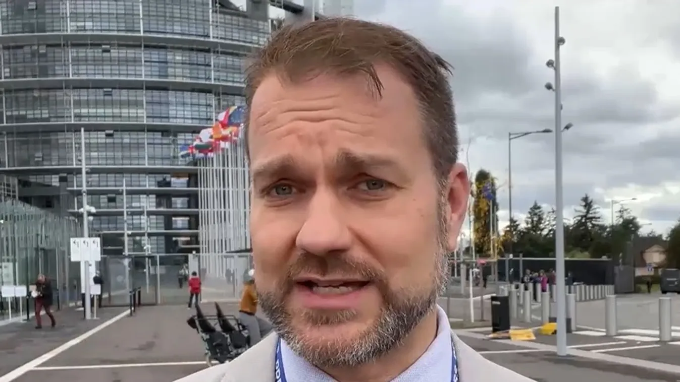 Egy DK-s aktivista zavarta meg Orbán Viktor nemzetközi sajtótájékoztatóját + videó