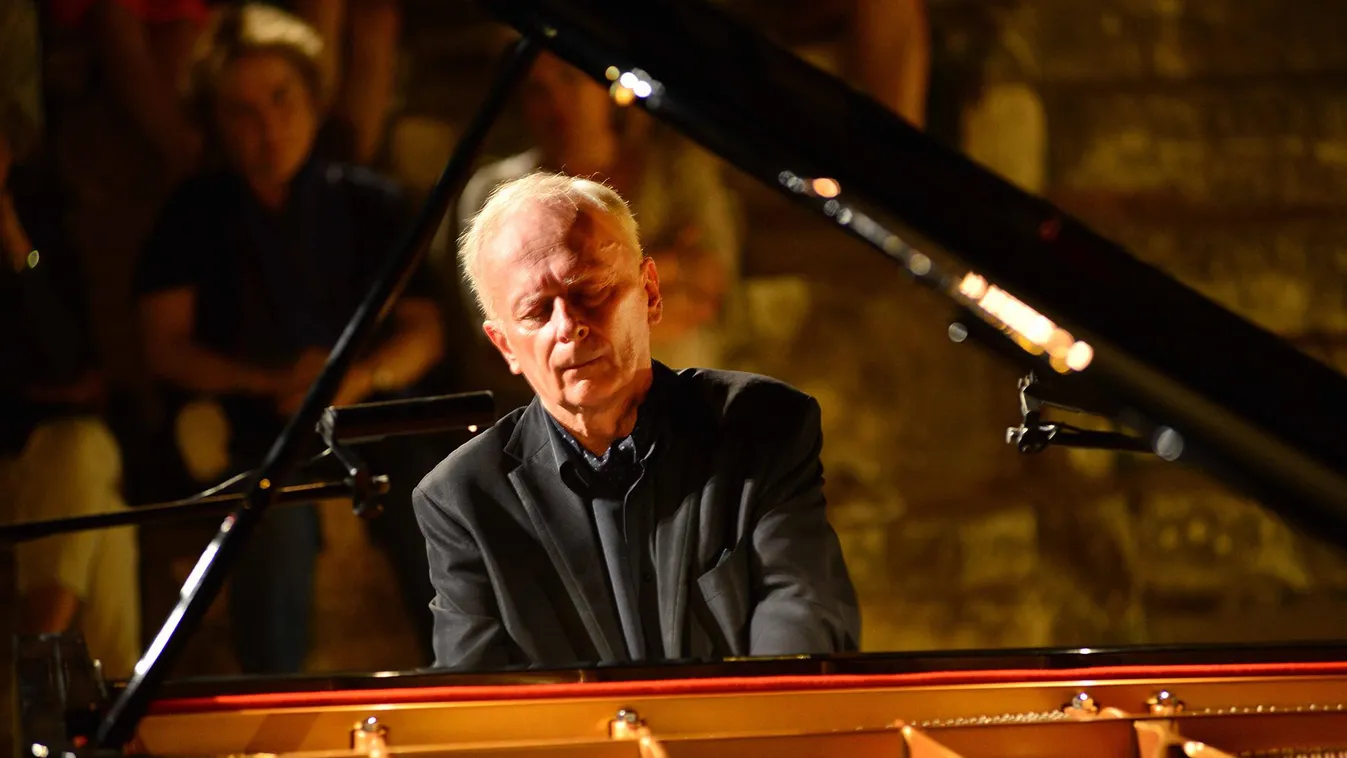 Gyászolnak a lengyelek, elhunyt a kiváló zongoraművész