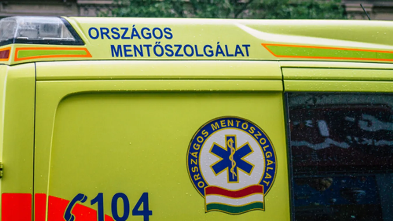 Tetejére borulva állt meg egy autó az M1-esen + videó