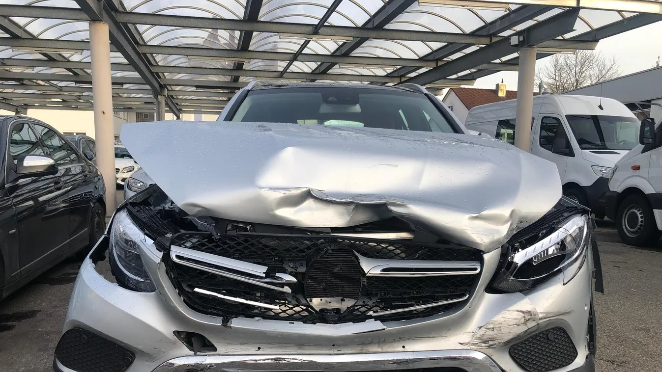 Kíváncsi volt, mit tud a kocsi - több tízmilliós kárt okozott egy felelőtlen diák egy autós gyárlátogatáson