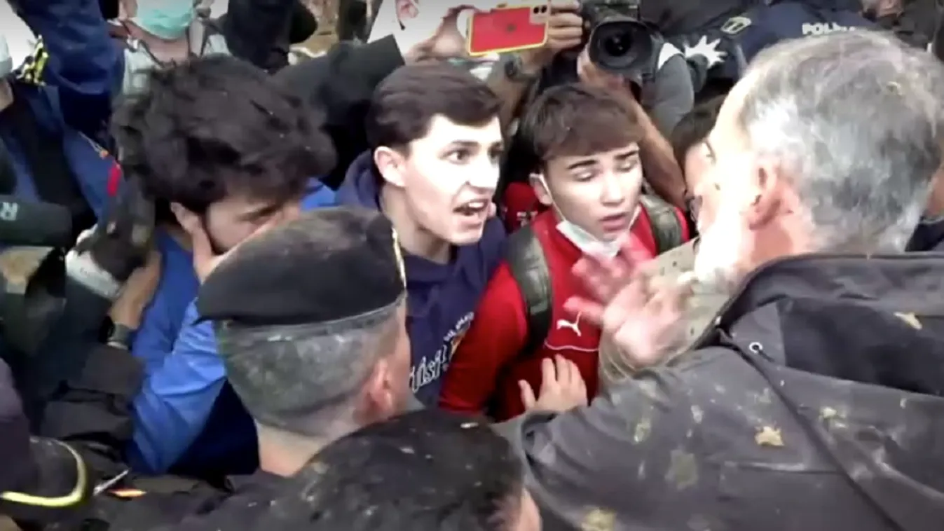 Nekiesett a felbőszült tömeg a spanyol királyi párnak a katasztrófa sújtotta térségben + videó