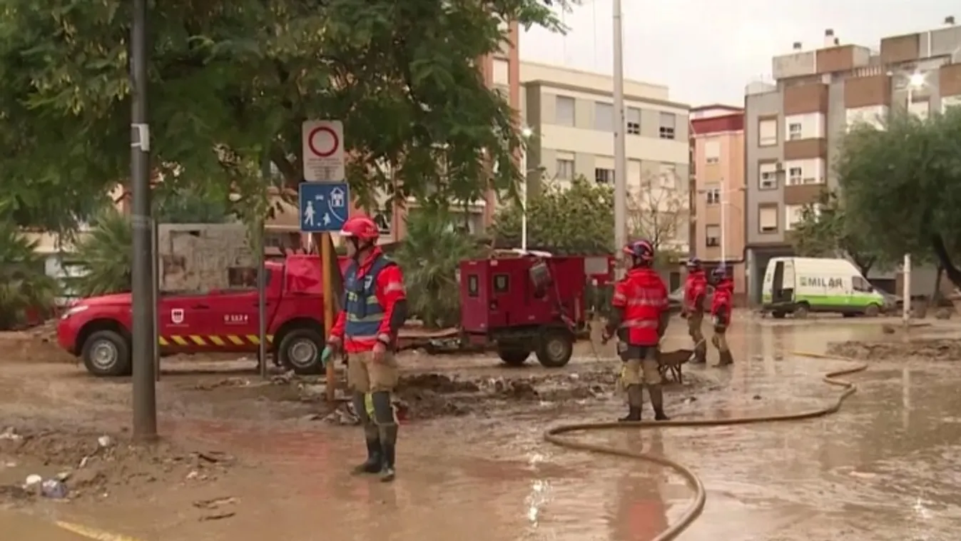 Folytatják a takarítást és az eltűntek felkutatását az árvíz után Spanyolországban  + videó