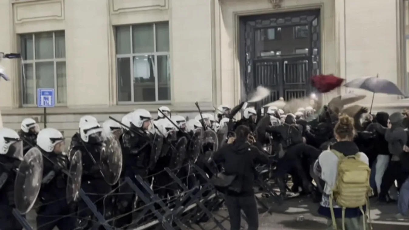 Így menekült meg tudósítónk attól, hogy véresre verjék a brüsszeli antifasiszta tüntetésen + videó