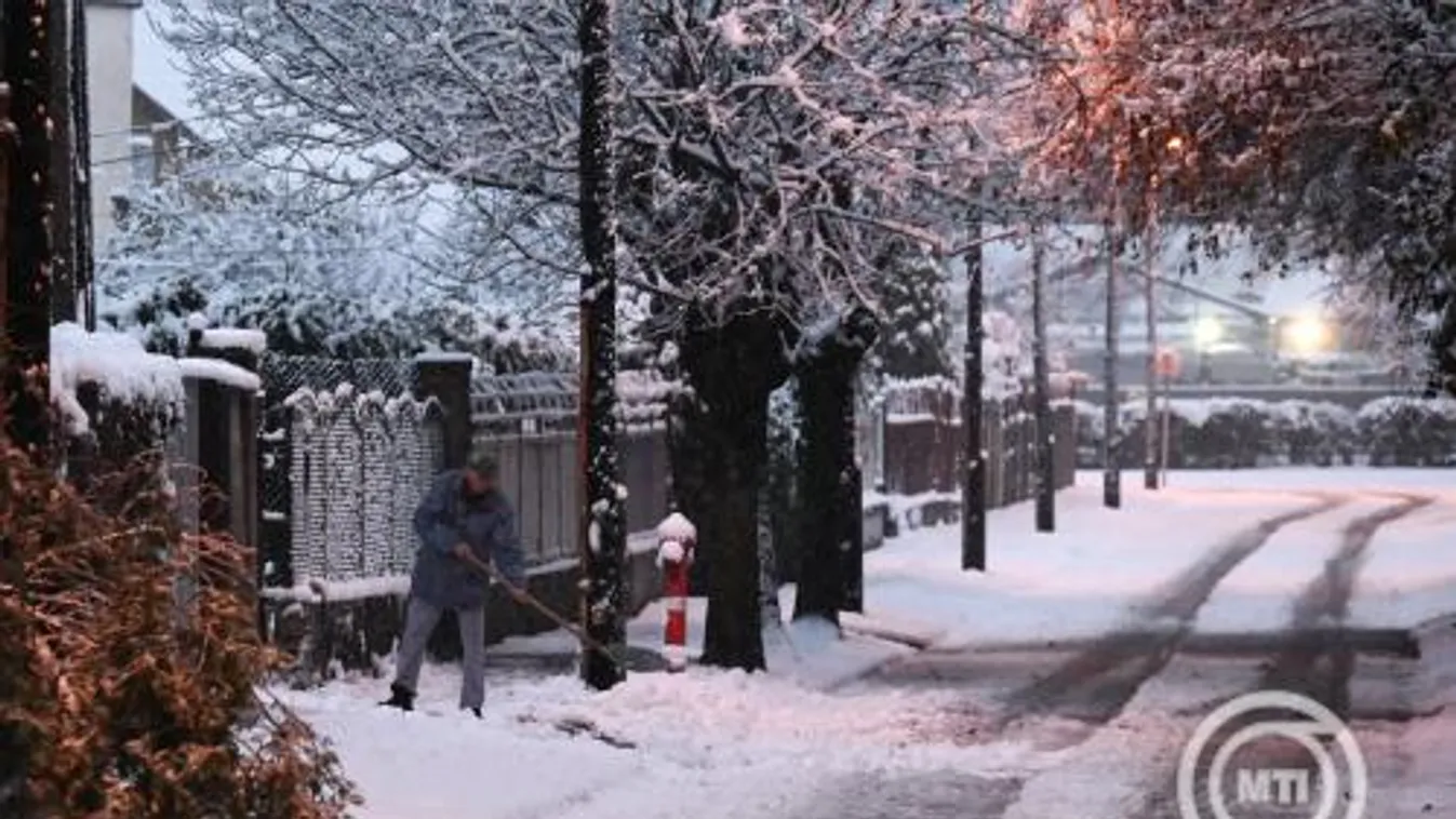 Számos helyen akadtak el, csúsztak árokba járművek, kidőlt fák akadályozzák a közlekedést több úton