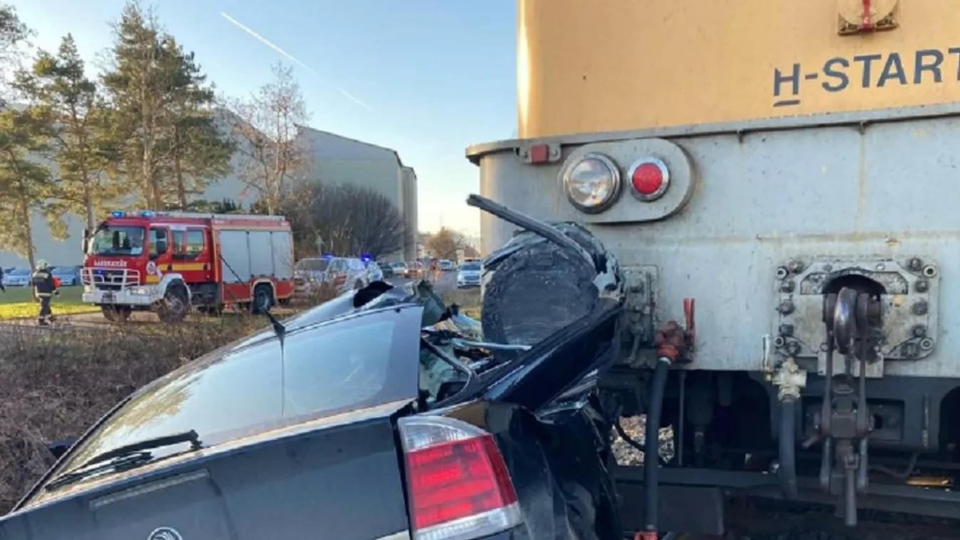 Vonat elé hajtott egy autó Zalaegerszegen