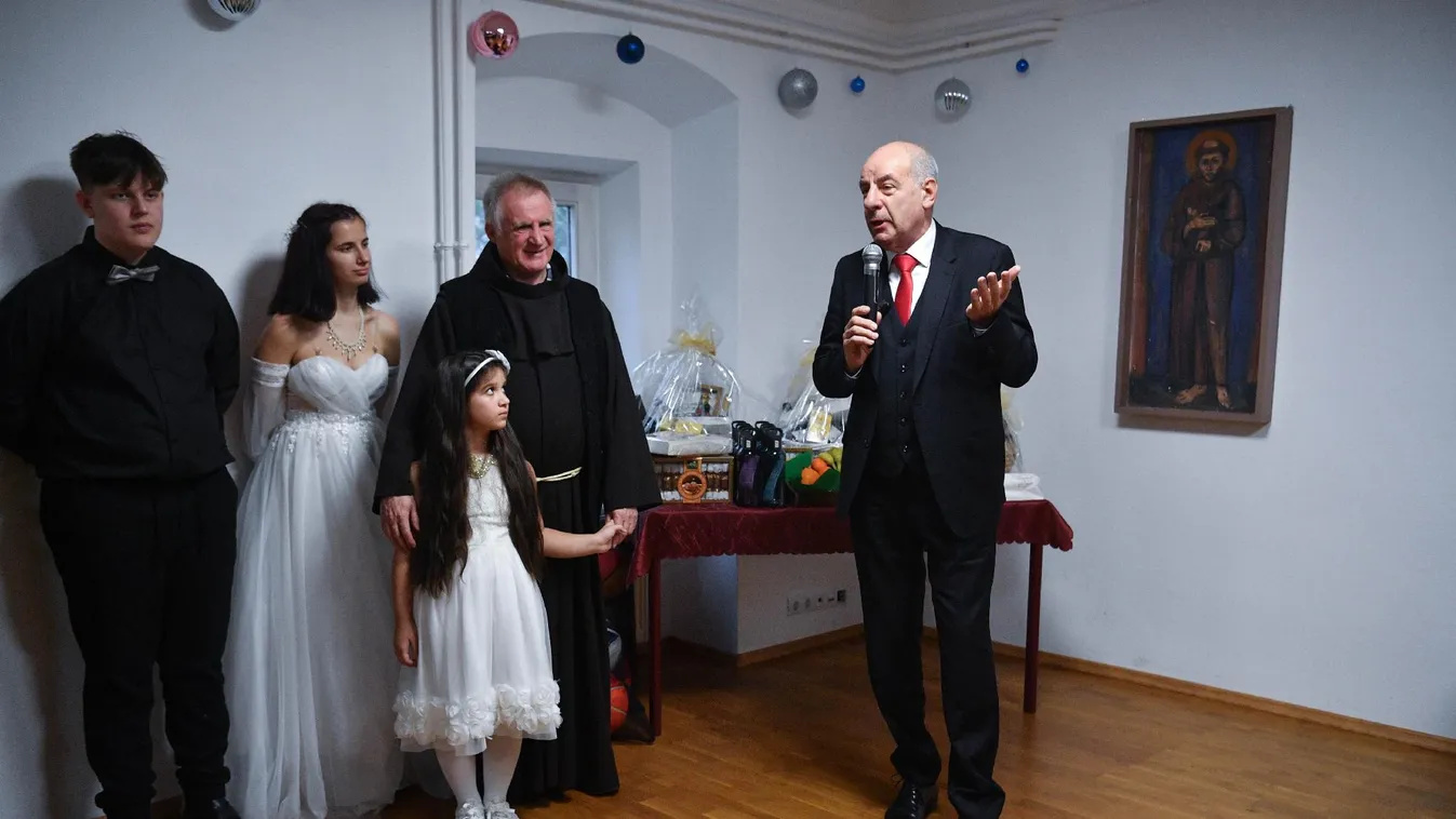 A dévai gyermekotthonba látogatott Sulyok Tamás