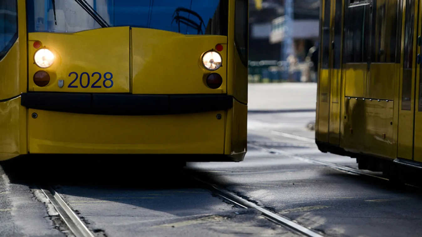 Villamossal ütközött egy autó a Ferenc körúton