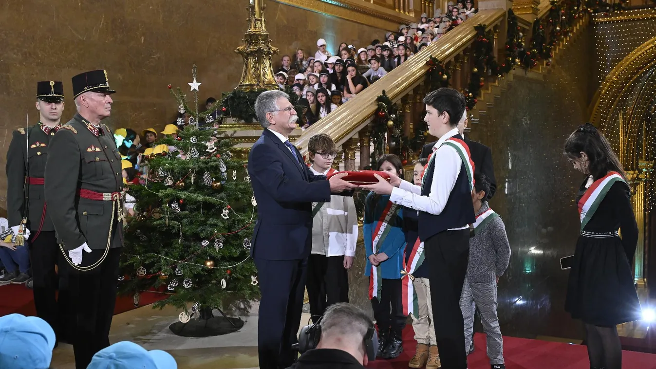 Nyolcszáz hátrányos helyzetű gyereket láttak vendégül a Parlamentben + videó