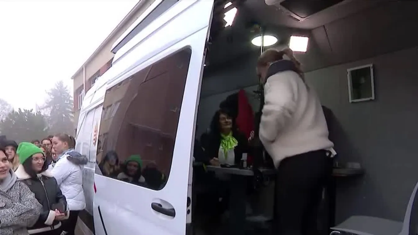 Kormányablakbuszok nyújtanak segítséget a felvételiző középiskolásoknak az ügyeik intézésében + videó