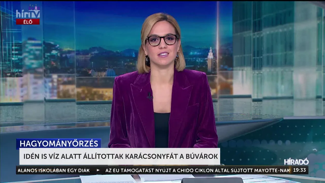 Idén is víz alatt állítottak karácsonyfát a búvárok