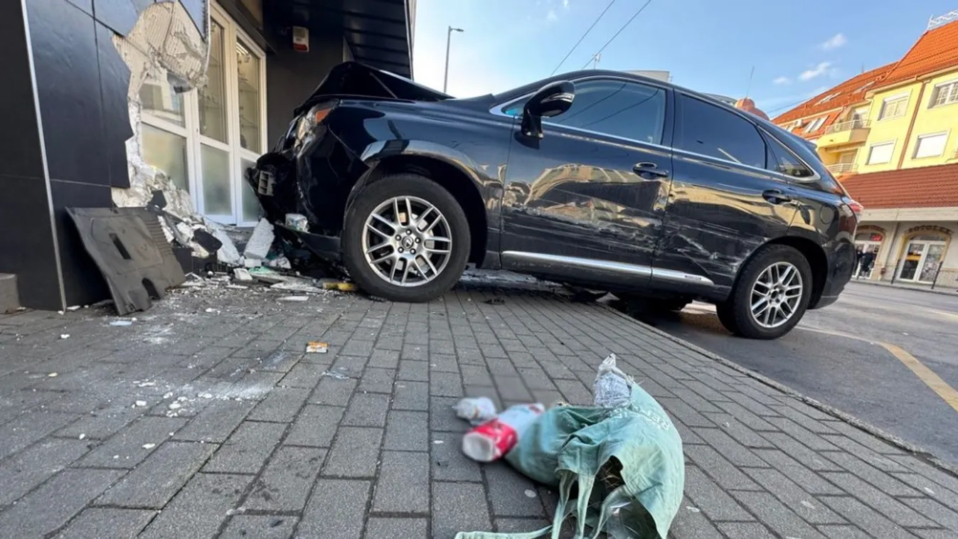 Embereket sodort el egy hármas karambolban érintett autó Debrecenben