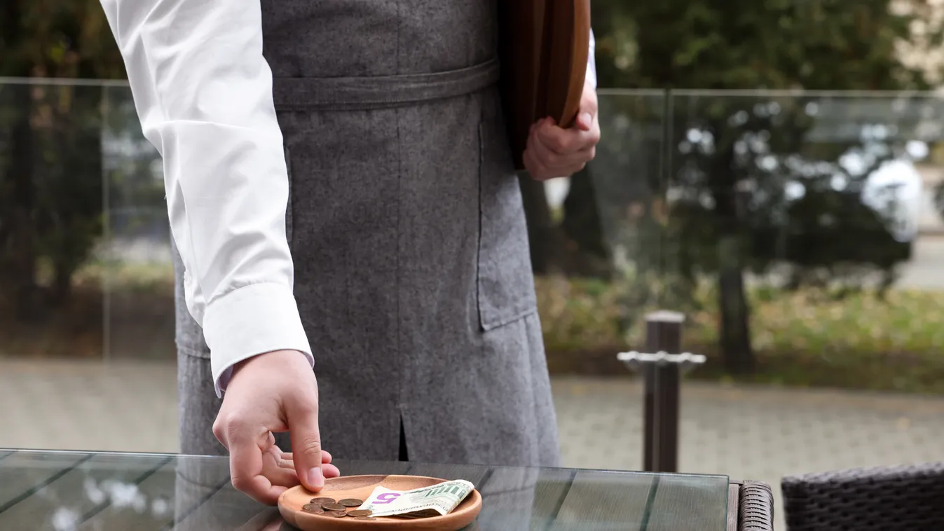 Összezavarja a vendégeket a szervizdíj és a borravaló: felmerült egy új megoldás + videó