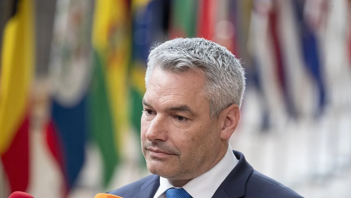 Miután kudarcot vallottak a koalíciós egyeztetések lemondott az osztrák kancellár