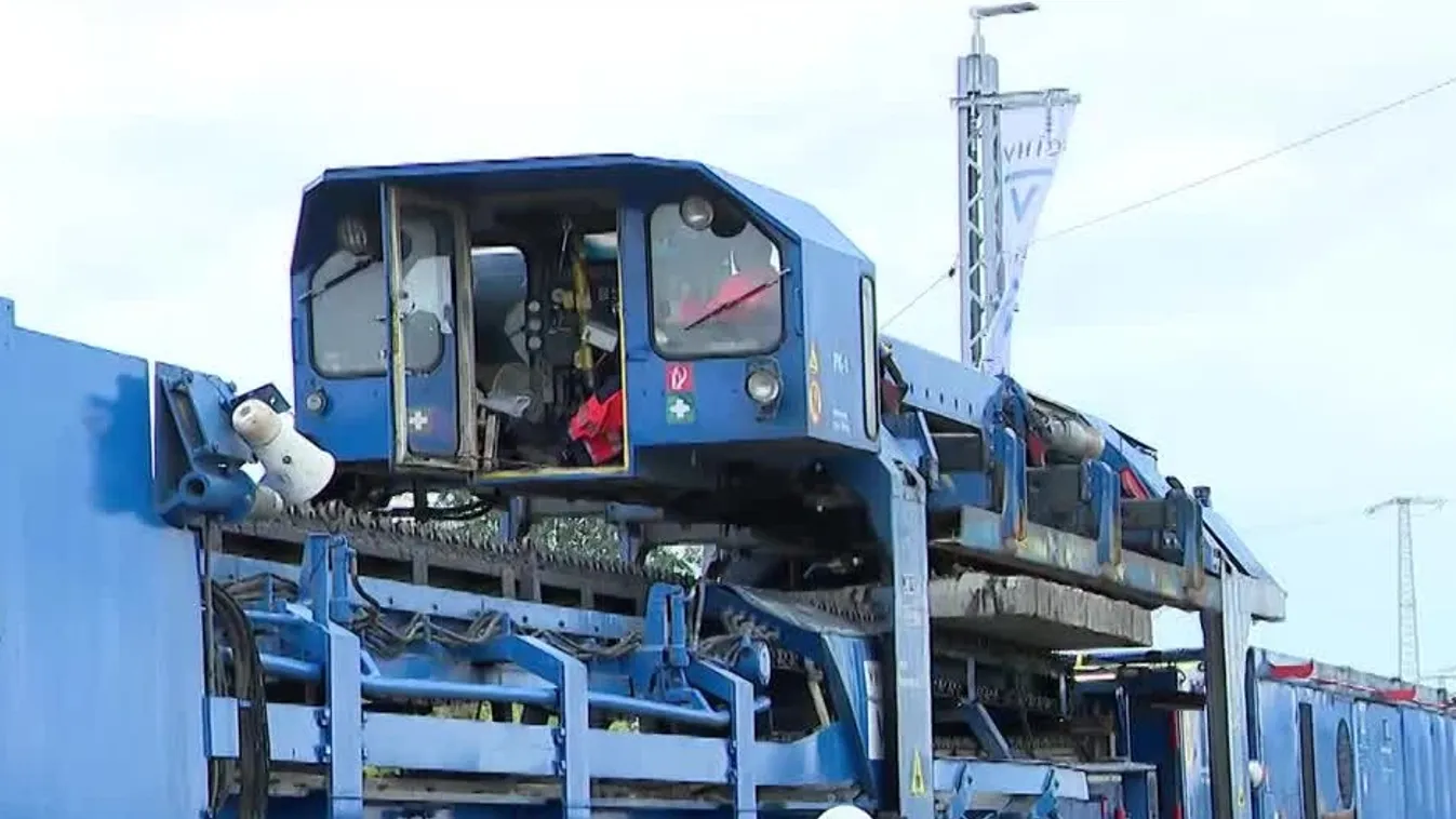 Konténereket szállító tehervonat siklott ki + videó