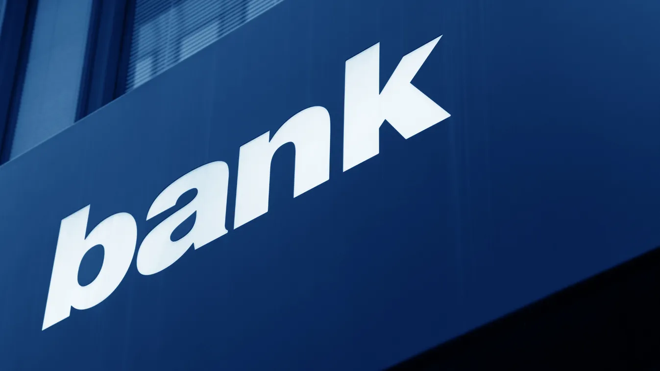 Pezsgőt bonthatnak, majd húzhatnak a nadrágszíjon az európai bankok