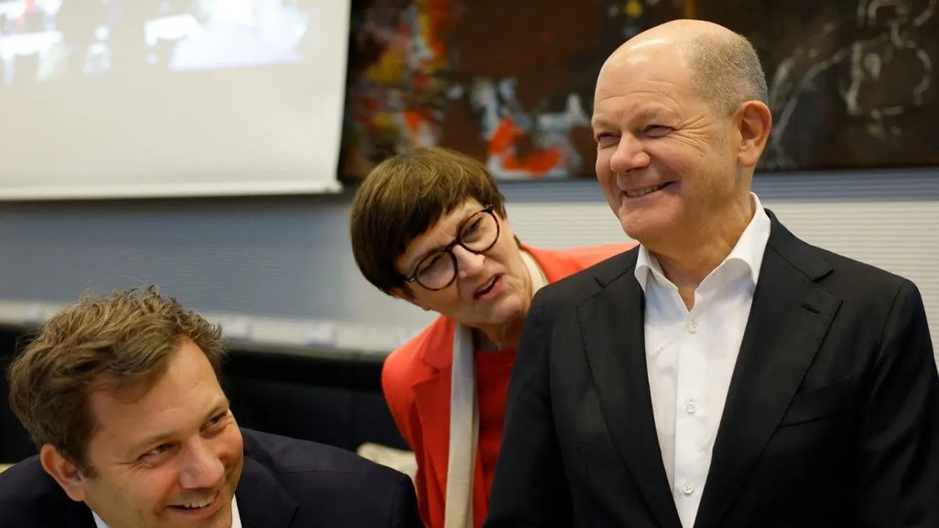 Olaf Scholz nyakán egyre szorul a kötél