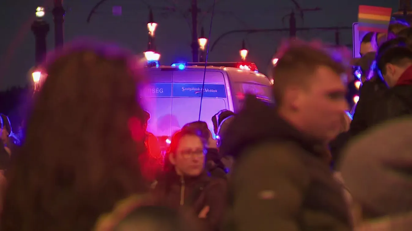 Lépnie kellett a rendőrségnek az erőszakos tüntetők miatt a Margit hídnál