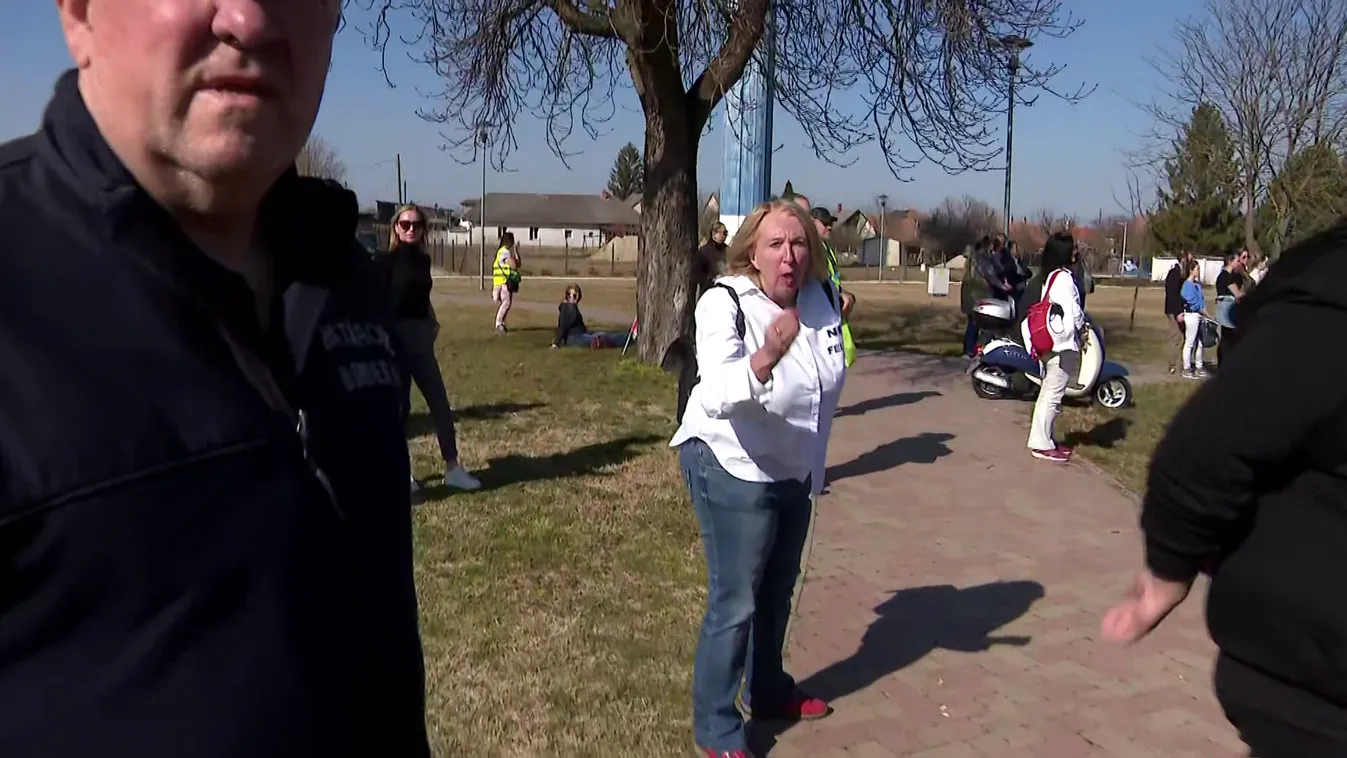 „Te hülye, vén f*sz” felkiáltással a HírTV stábjára támadt Magyar Péter egyik szimpatizánsa + videó