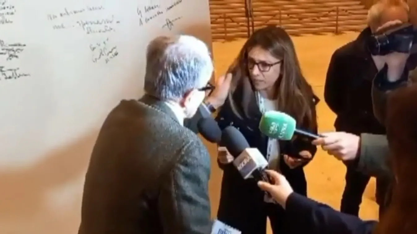 Baloldali politikusnak kellett bocsánatot kérni egy újságírónőtől, amiért meghúzta a haját interjú közben + videó