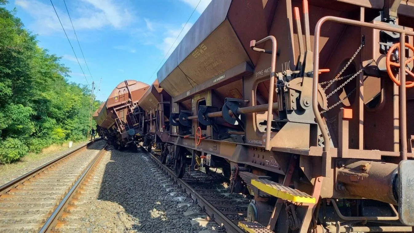 Az úttestre dőlt egy tehervonat kocsija Budapesten