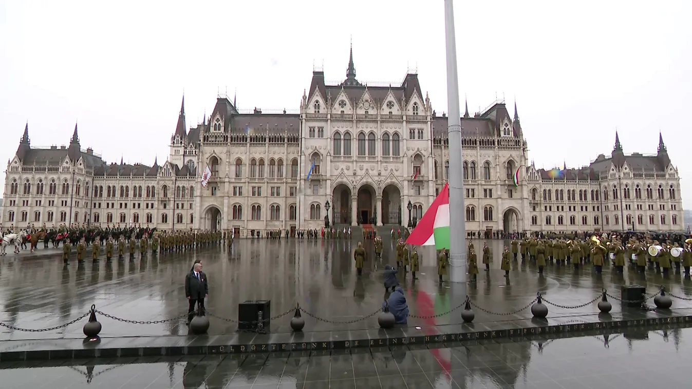 Ünnepélyes keretek között felvonták Magyarország lobogóját a Kossuth téren + videó