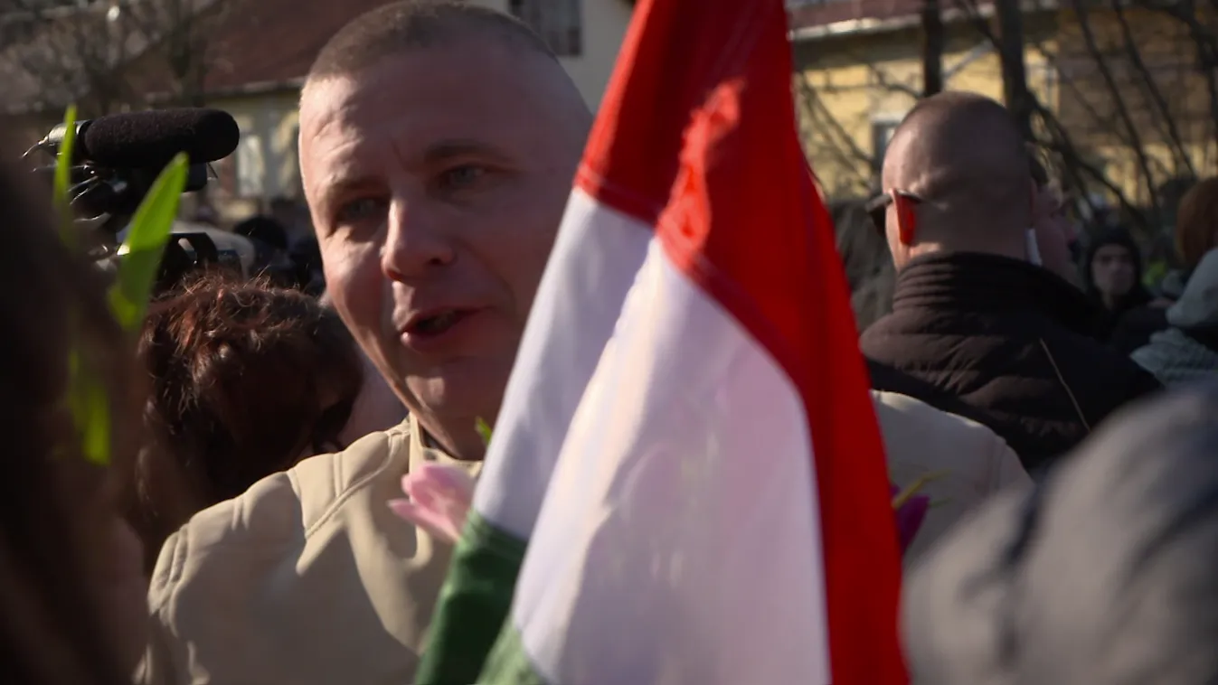 Ruszin-Szendi Romulusz válasz helyett virágot adott a HírTV riporterének + videó