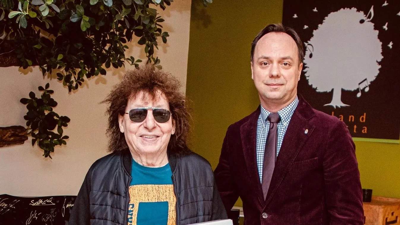 A „Hogyan tudnék élni nélküled" dal szerző-előadója csuklóján is ott van már ez a fontos készülék