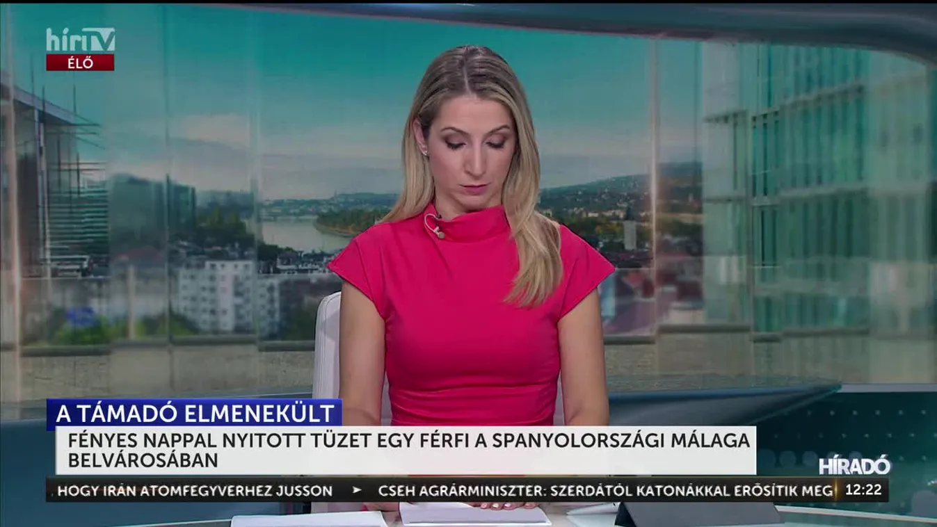 FÉNYES NAPPAL NYITOTT TÜZET EGY FÉRFI A SPANYOLORSZÁGI MÁLAGA BELVÁROSÁBAN