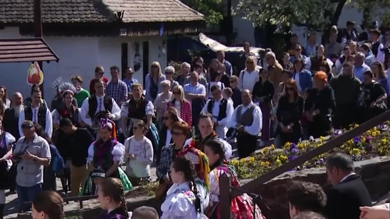 Hagyományos locsolással zárult Hollókő négynapos húsvéti ünnepsége  + videó