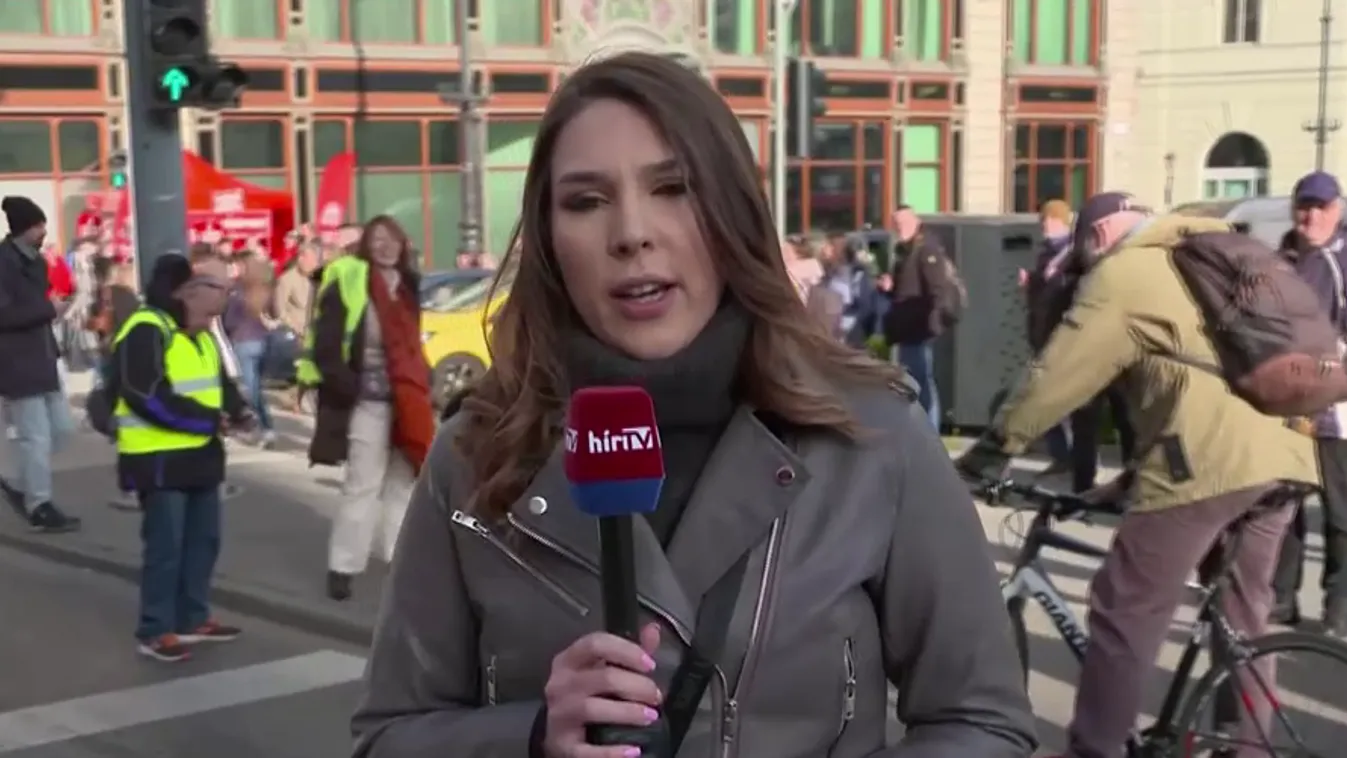 Máris elkezdték cukkolni a HírTV riporterét a tüntetésen + videó