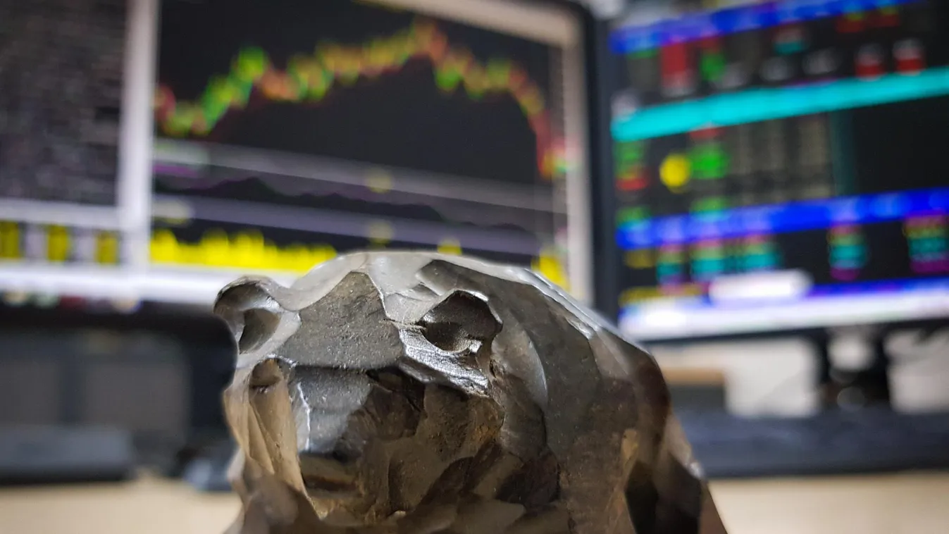 Kiugróan magas forgalom mellett zuhant a BUX