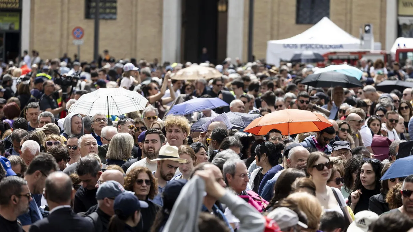 Gyülekeznek a hívek a Szent Péter téren a gyászszertartásra