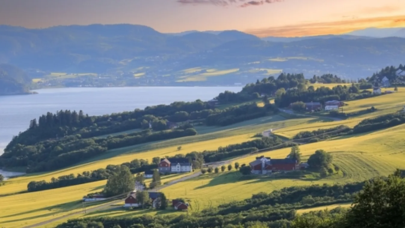 Teherszállító hajó futott be egy ház kertjébe Norvégiában