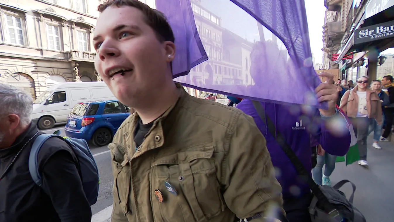 Botrány Hadházyék tüntetésén: telibe köpte egy demonstráló a HírTV kameráját + videó