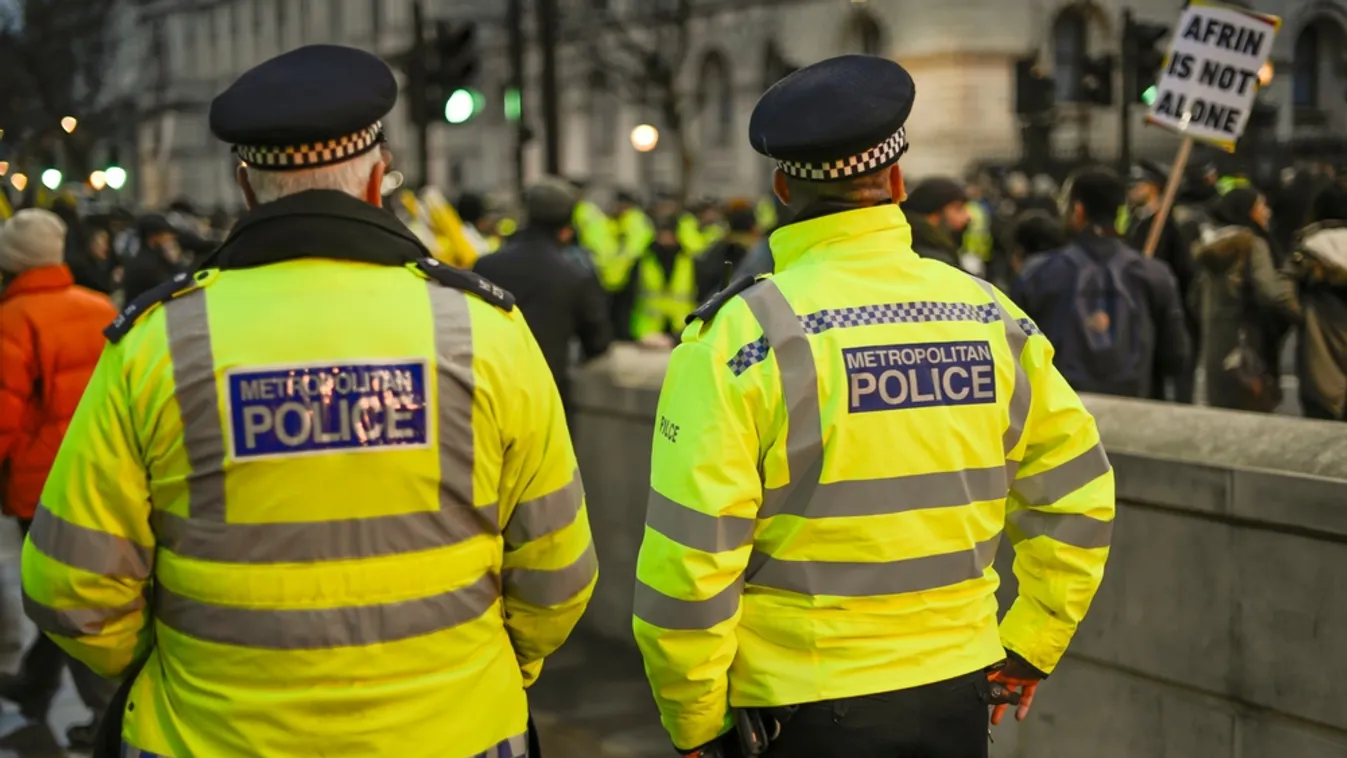 Autóval hajtottak Szoboszlai Dominik csapatát, a Liverpool FC-t ünneplő tömegbe + videó