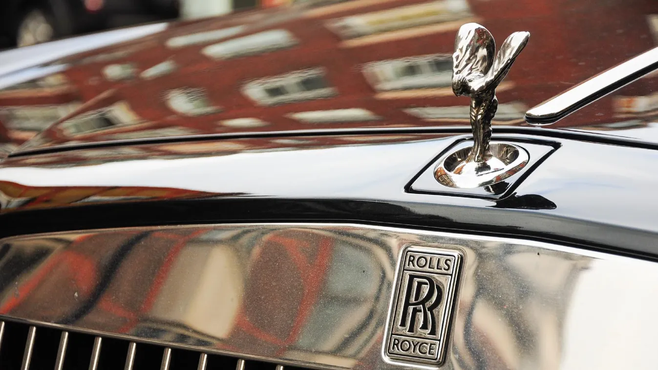 Kókuszlevél-kalaptól Rolls-Royce-ig terjed a brit uralkodó koronázási ajándékainak listája