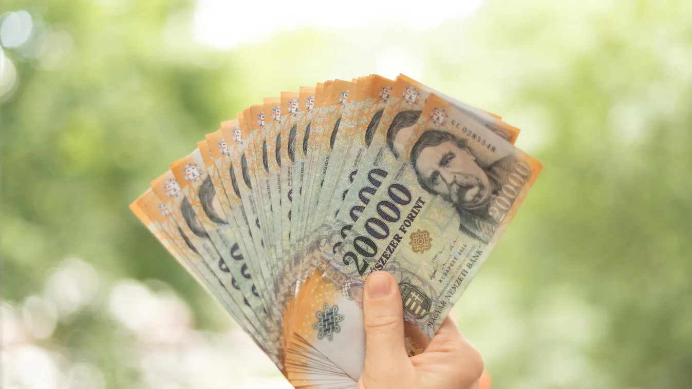 A nyár közepétől több hivatali dolgozó fizetésemelést kap